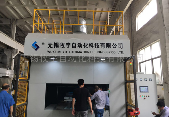 汽車內(nèi)飾件自動噴膠（機(jī)器人）